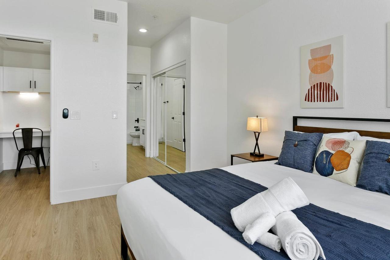 Cozysuites By The Stadium With Pool 06 Glendale